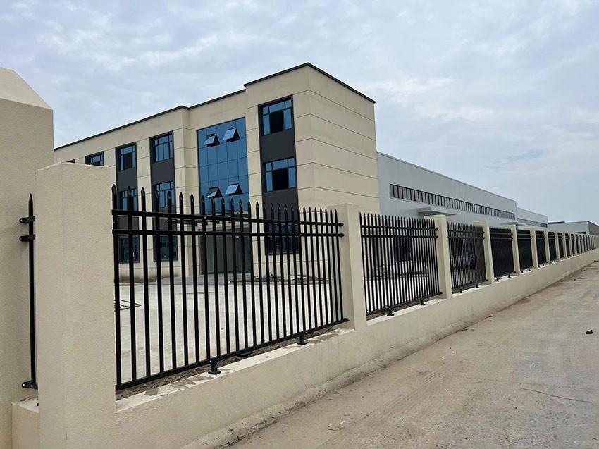 圍牆欄杆（gǎn）