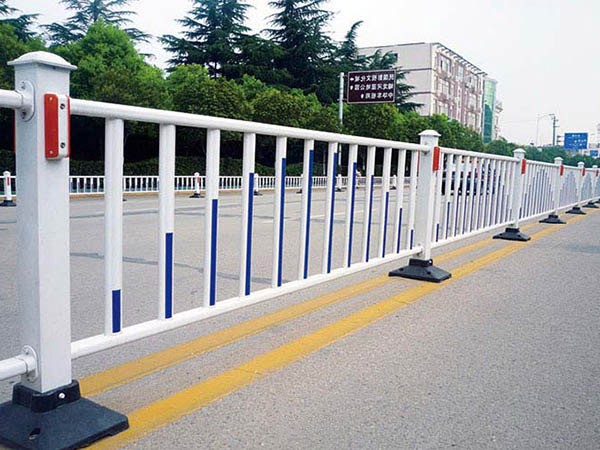 公路護（hù）欄