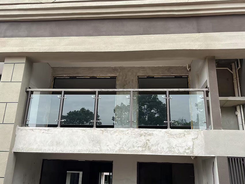 玻璃陽台（tái）欄杆（gǎn）